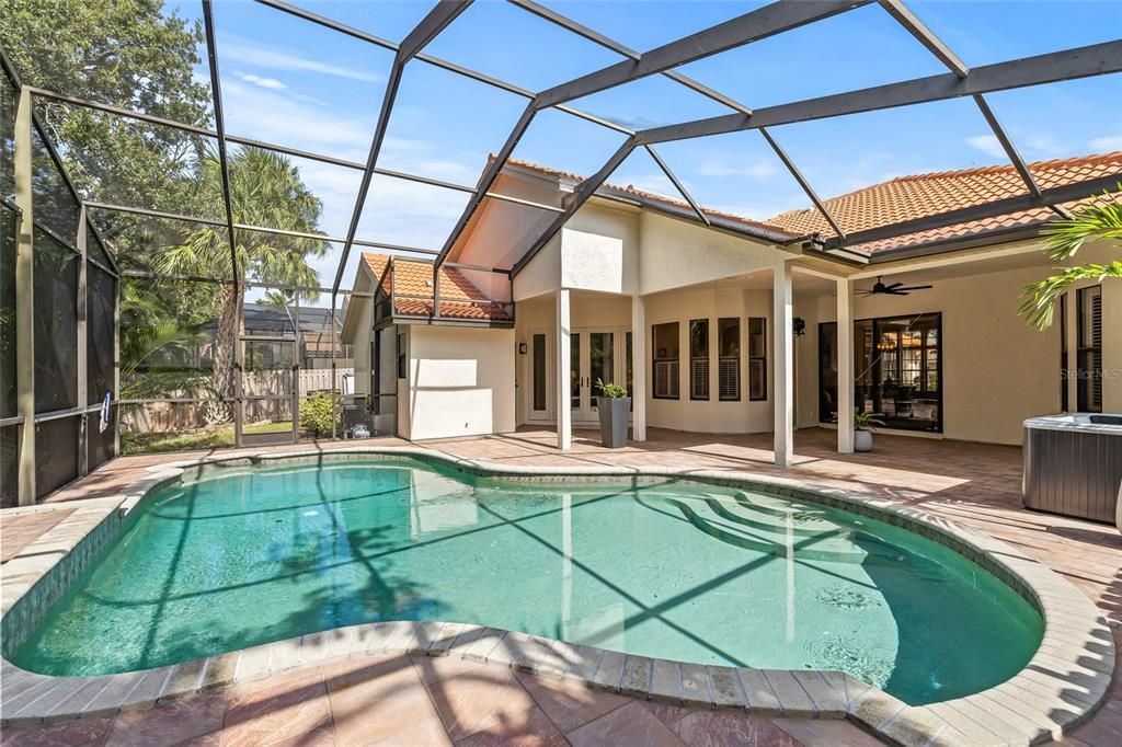 合同活跃: $925,000 (4 贝兹, 3 浴室, 2301 平方英尺)