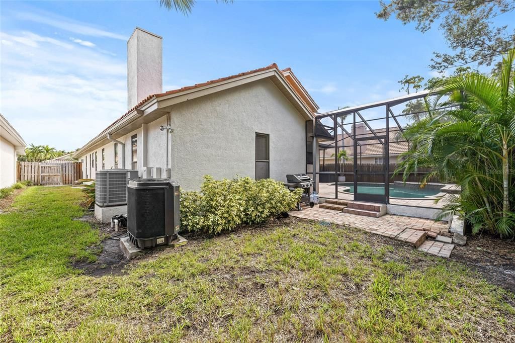 合同活跃: $925,000 (4 贝兹, 3 浴室, 2301 平方英尺)