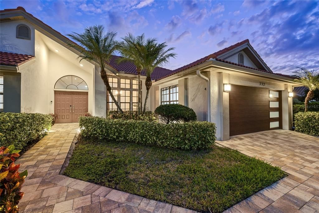 合同活跃: $925,000 (4 贝兹, 3 浴室, 2301 平方英尺)