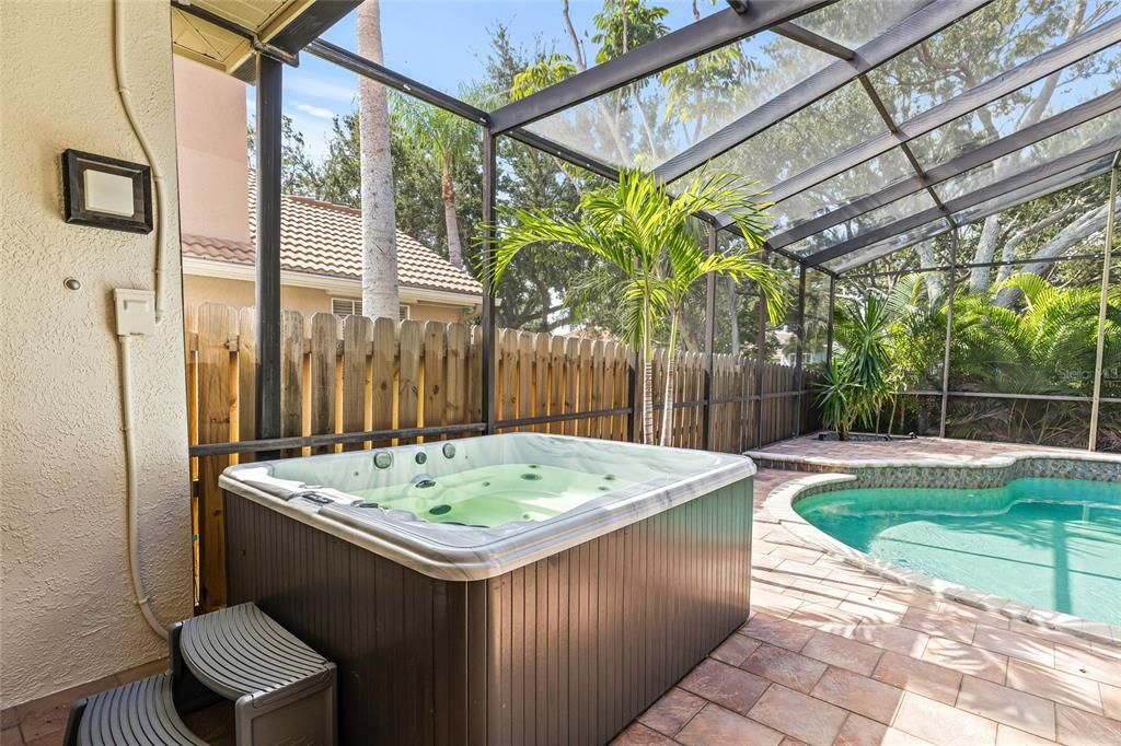 合同活跃: $925,000 (4 贝兹, 3 浴室, 2301 平方英尺)