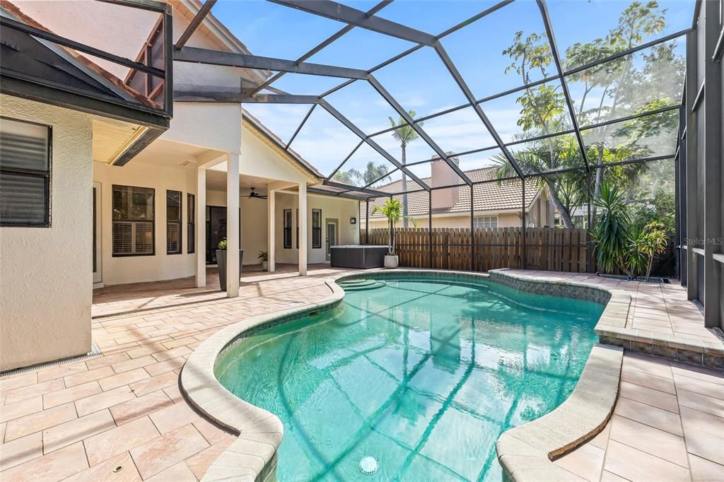 合同活跃: $925,000 (4 贝兹, 3 浴室, 2301 平方英尺)