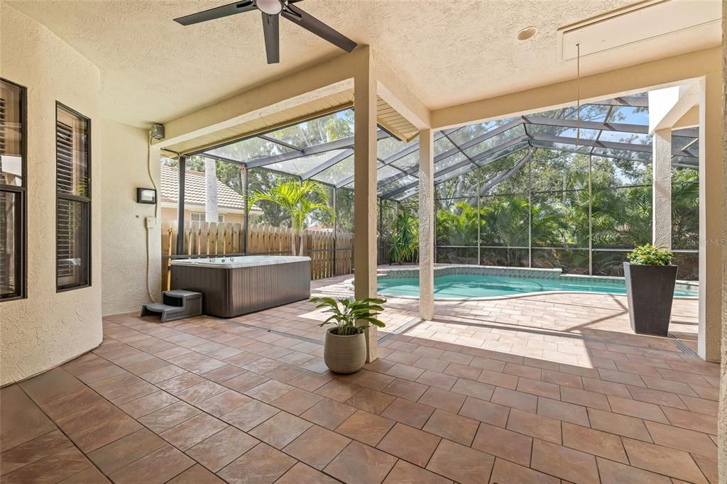 合同活跃: $925,000 (4 贝兹, 3 浴室, 2301 平方英尺)