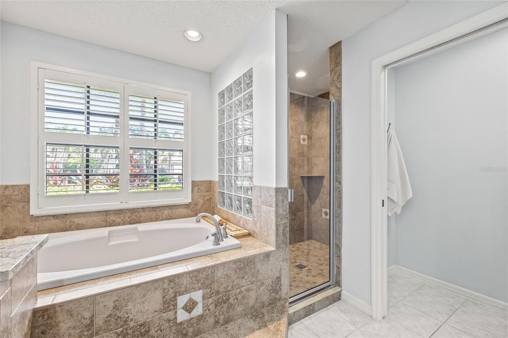 合同活跃: $925,000 (4 贝兹, 3 浴室, 2301 平方英尺)