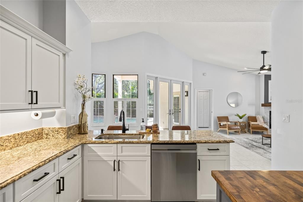 合同活跃: $925,000 (4 贝兹, 3 浴室, 2301 平方英尺)