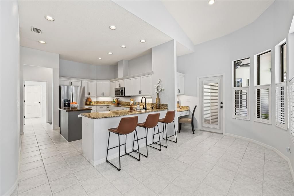 合同活跃: $925,000 (4 贝兹, 3 浴室, 2301 平方英尺)