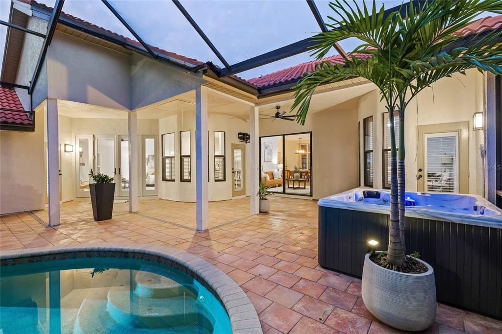 合同活跃: $925,000 (4 贝兹, 3 浴室, 2301 平方英尺)