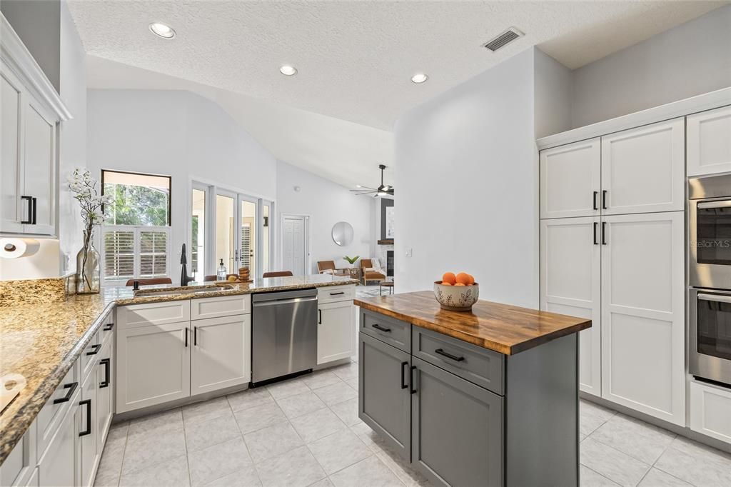 合同活跃: $925,000 (4 贝兹, 3 浴室, 2301 平方英尺)