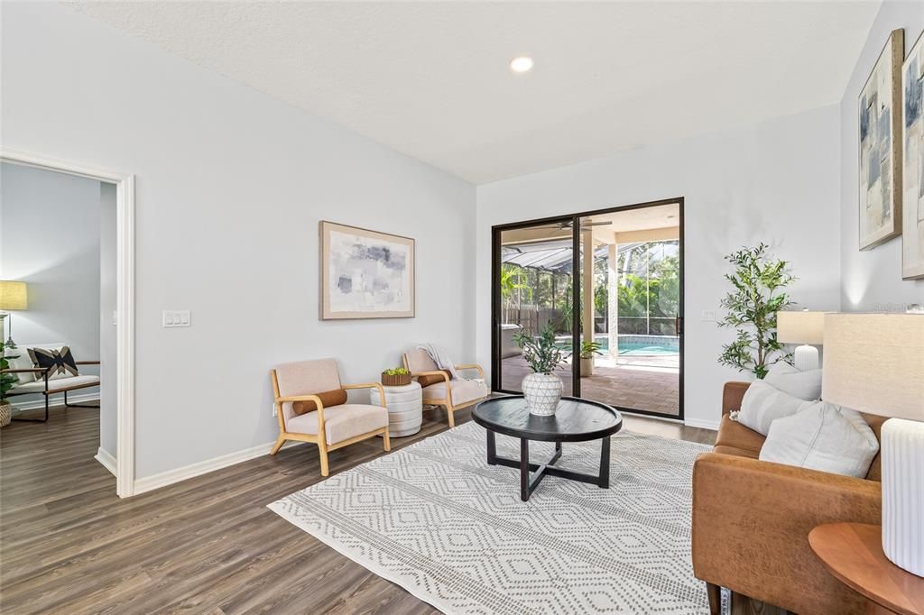 合同活跃: $925,000 (4 贝兹, 3 浴室, 2301 平方英尺)