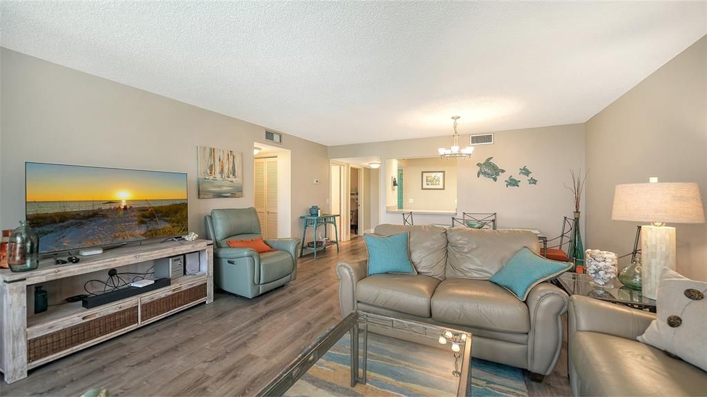 For Sale: $480,000 (2 beds, 2 baths, 1068 Square Feet)