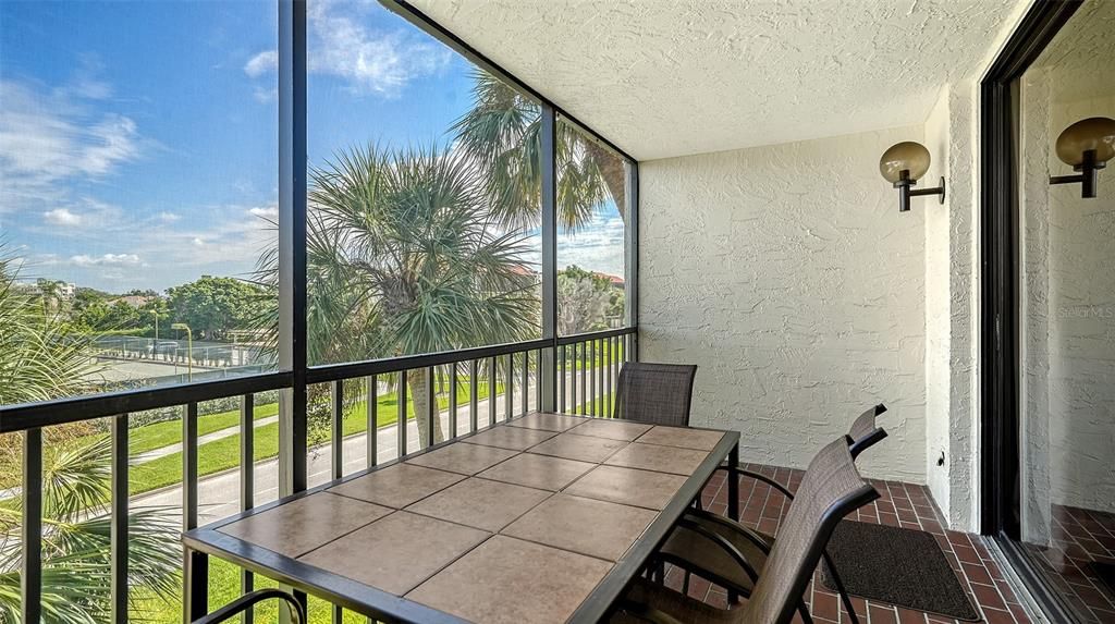 For Sale: $480,000 (2 beds, 2 baths, 1068 Square Feet)