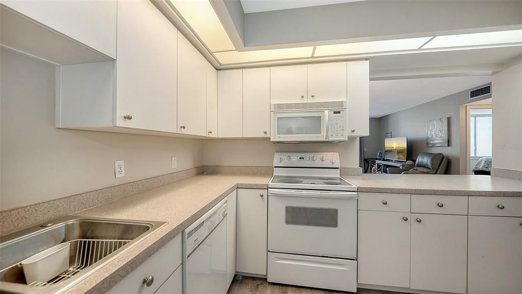 For Sale: $480,000 (2 beds, 2 baths, 1068 Square Feet)