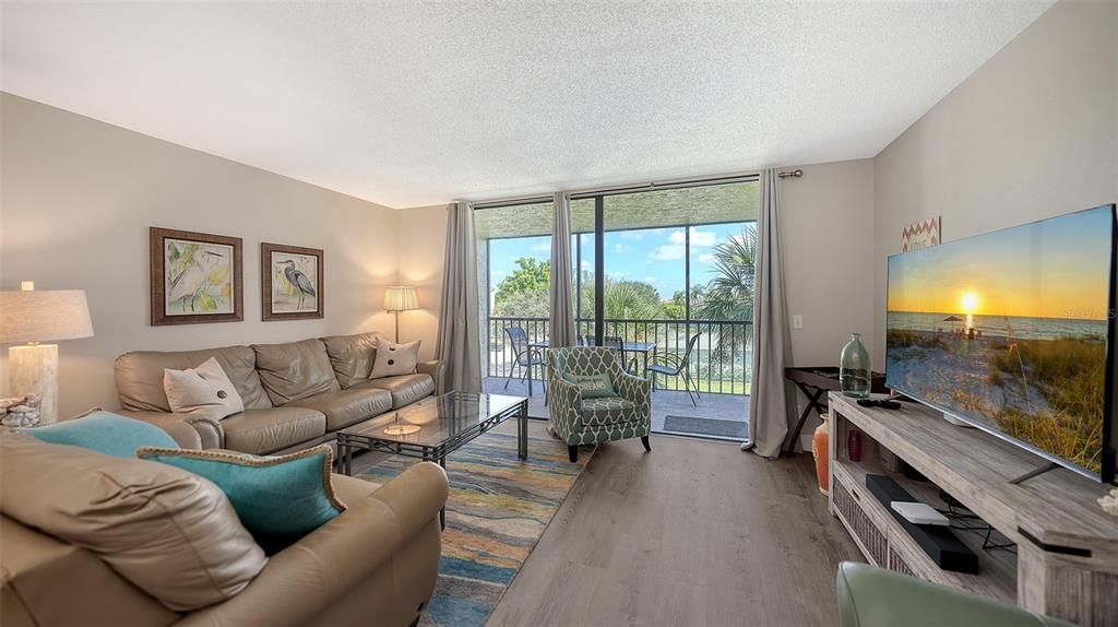 For Sale: $480,000 (2 beds, 2 baths, 1068 Square Feet)