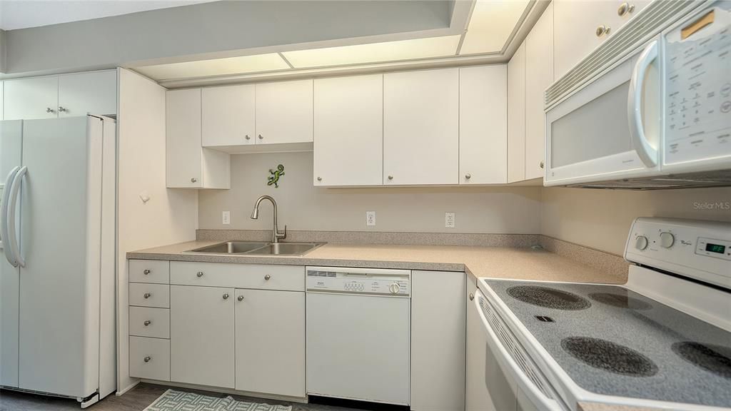 For Sale: $480,000 (2 beds, 2 baths, 1068 Square Feet)