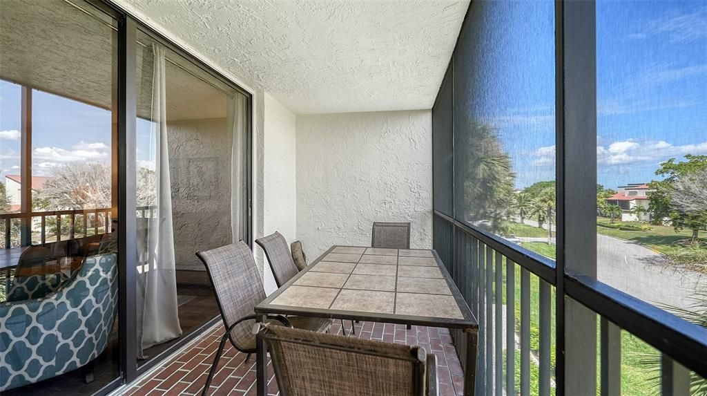 For Sale: $480,000 (2 beds, 2 baths, 1068 Square Feet)