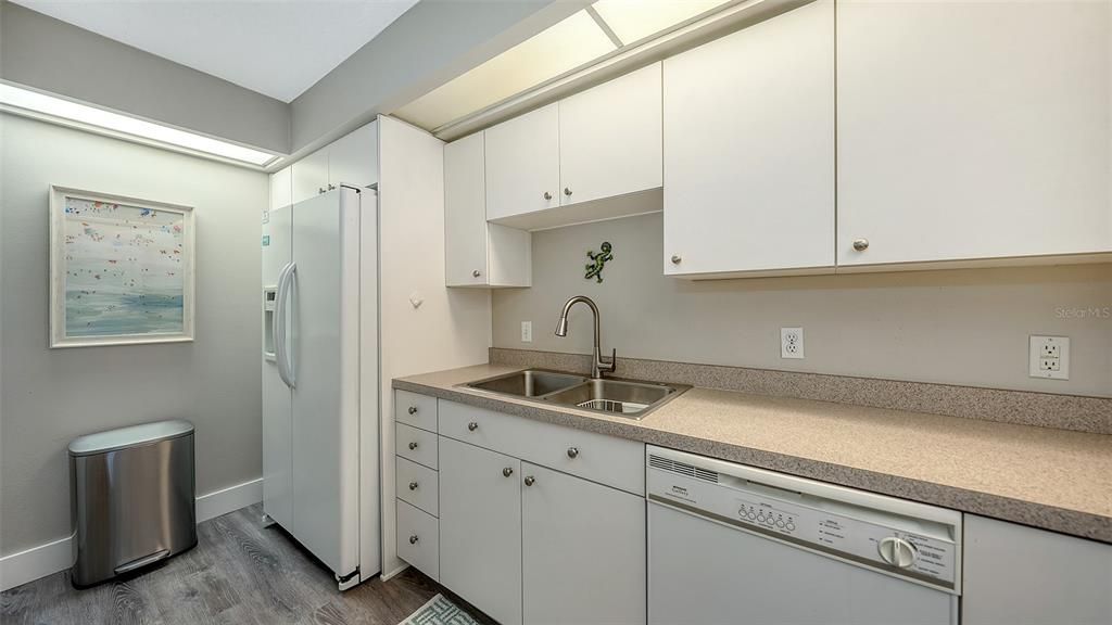 For Sale: $480,000 (2 beds, 2 baths, 1068 Square Feet)