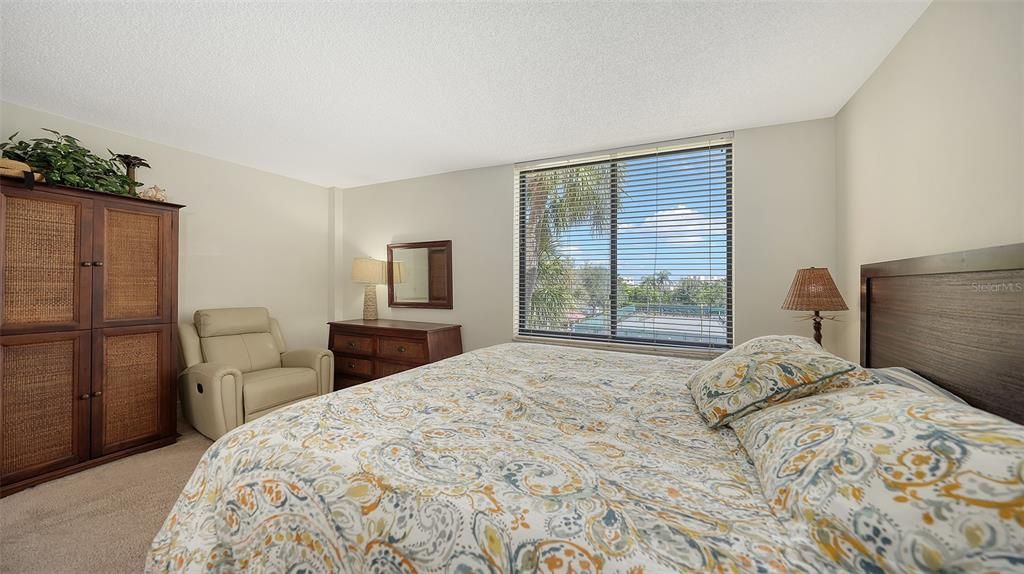 For Sale: $480,000 (2 beds, 2 baths, 1068 Square Feet)