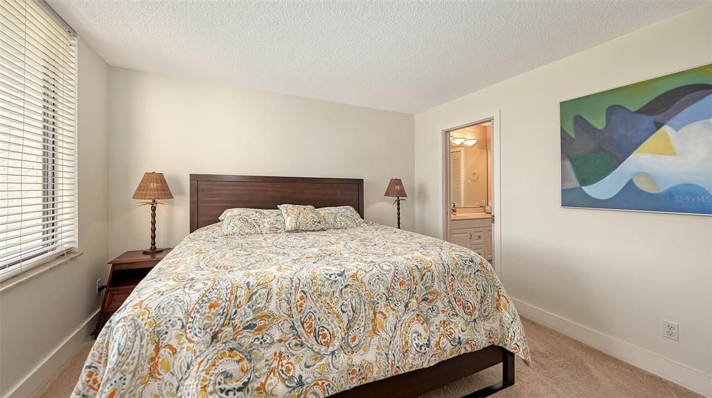 For Sale: $480,000 (2 beds, 2 baths, 1068 Square Feet)