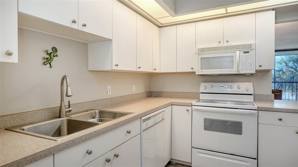 For Sale: $480,000 (2 beds, 2 baths, 1068 Square Feet)