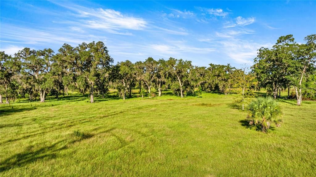 На продажу: $3,700,000 (200.90 acres)