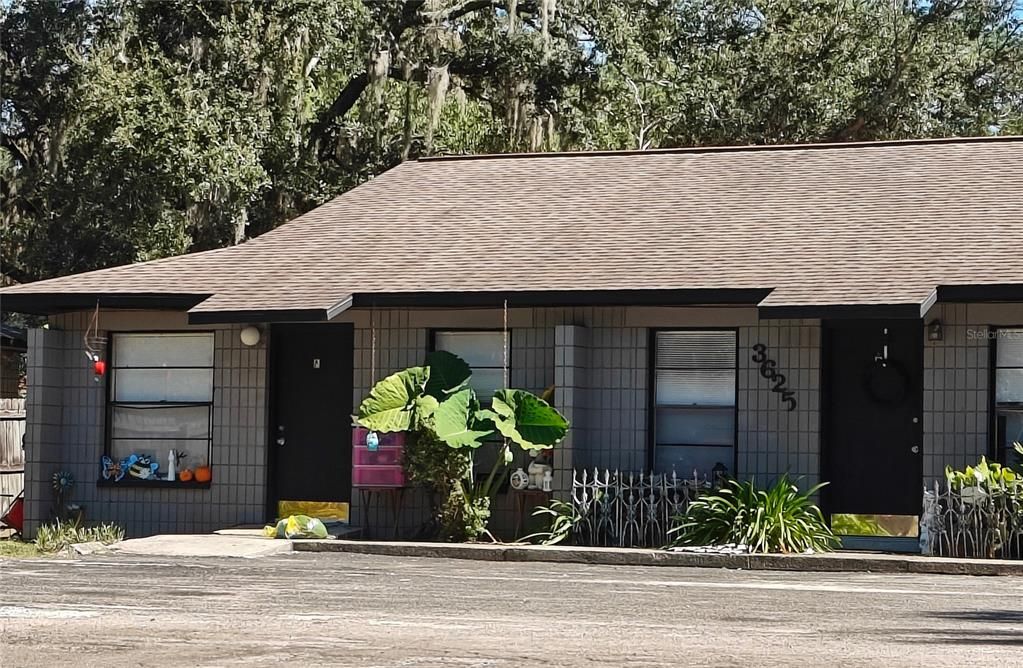 Active With Contract: $1,300 (2 beds, 1 baths, 800 Square Feet)