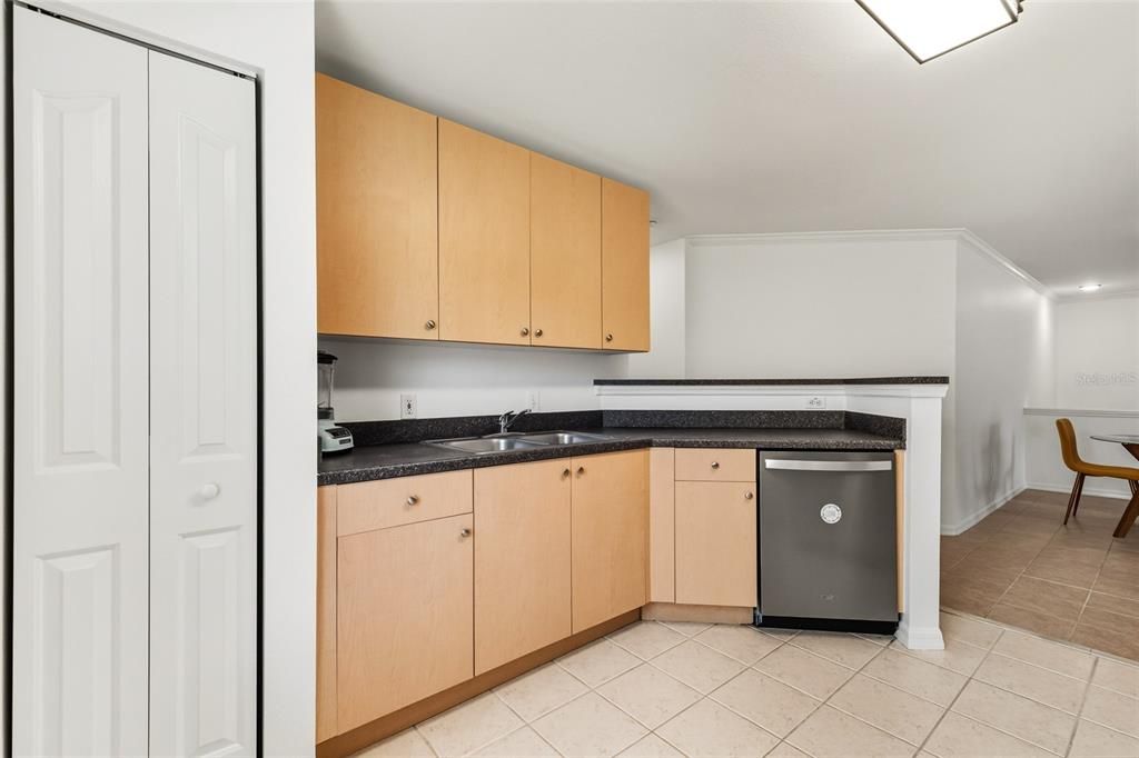 For Sale: $334,900 (2 beds, 2 baths, 1356 Square Feet)
