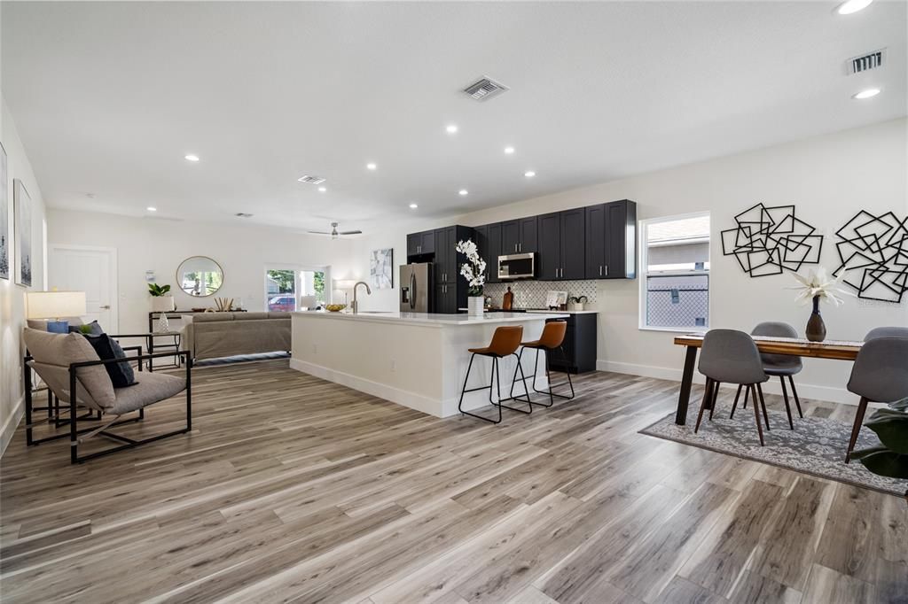 合同活跃: $835,000 (3 贝兹, 2 浴室, 2554 平方英尺)