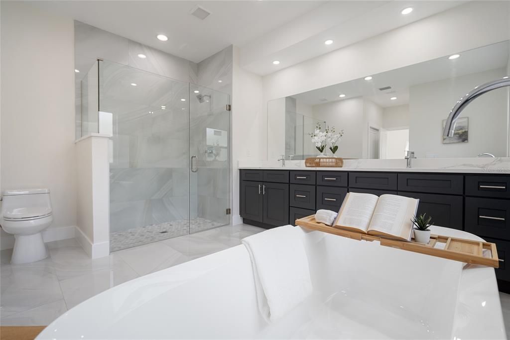 合同活跃: $835,000 (3 贝兹, 2 浴室, 2554 平方英尺)