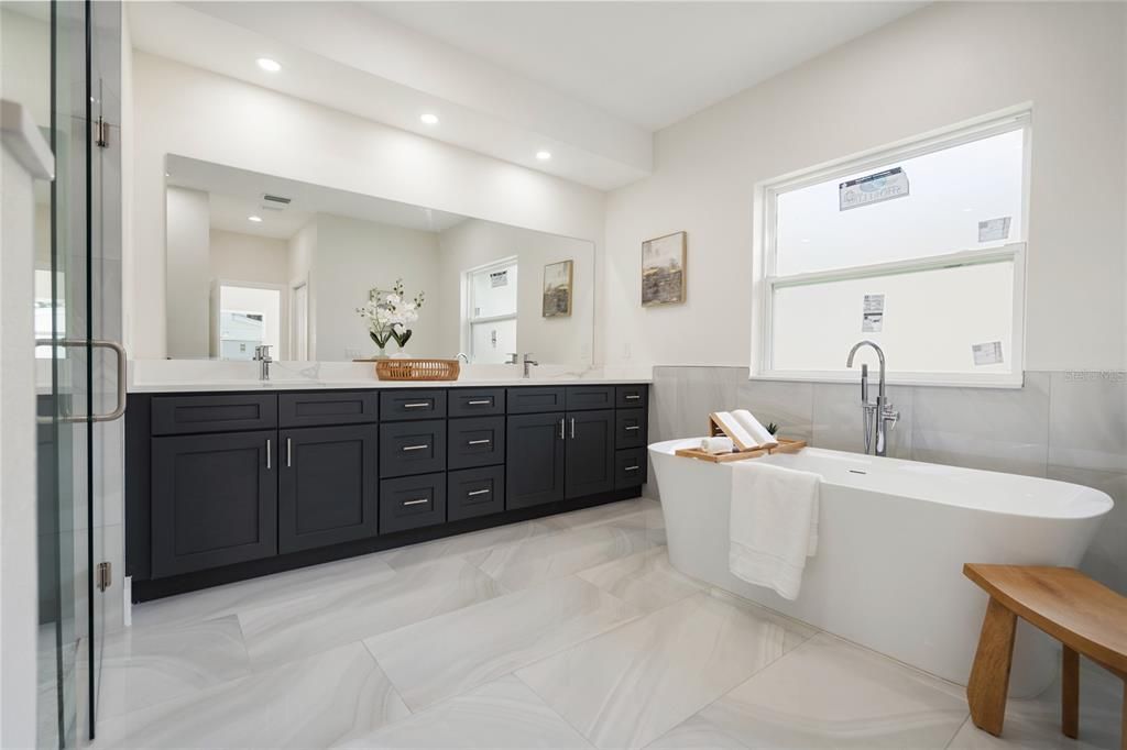 合同活跃: $835,000 (3 贝兹, 2 浴室, 2554 平方英尺)