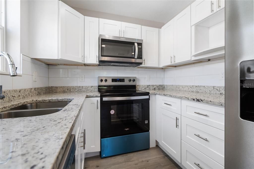 合同活跃: $835,000 (3 贝兹, 2 浴室, 2554 平方英尺)