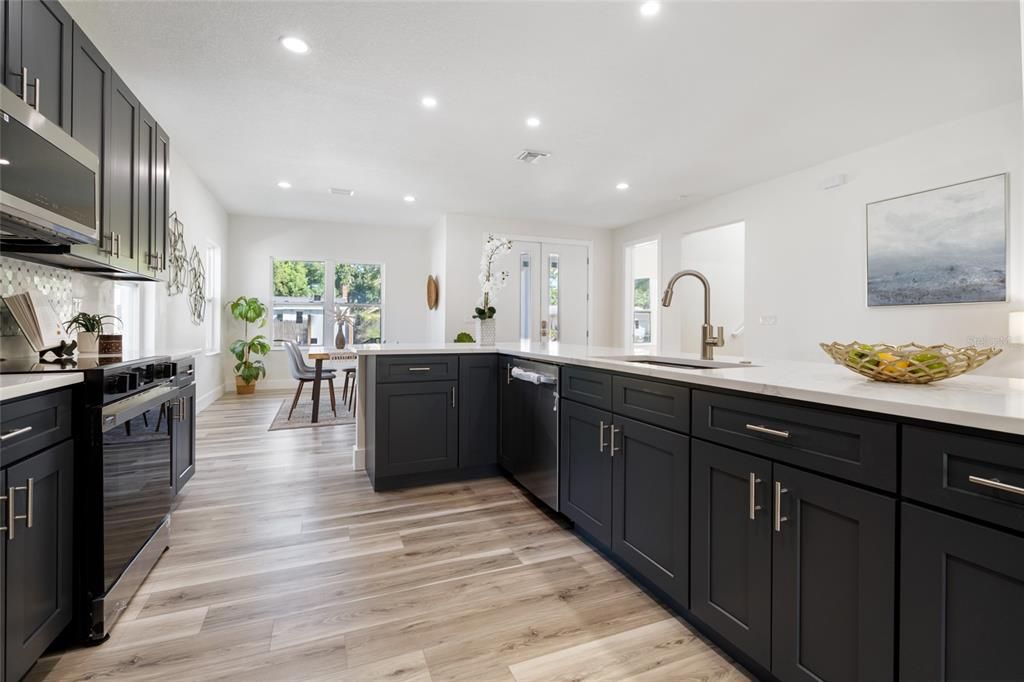 合同活跃: $835,000 (3 贝兹, 2 浴室, 2554 平方英尺)