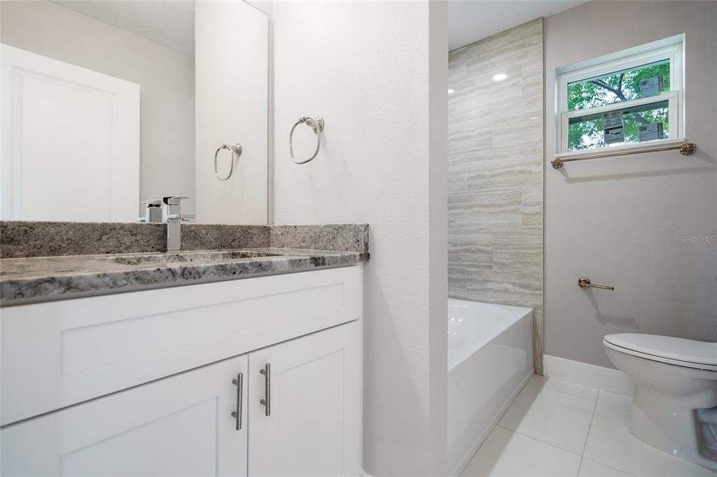 合同活跃: $835,000 (3 贝兹, 2 浴室, 2554 平方英尺)