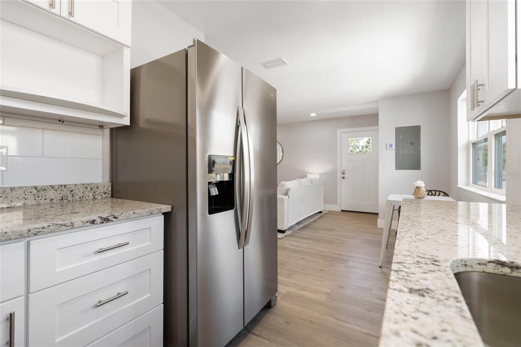 合同活跃: $835,000 (3 贝兹, 2 浴室, 2554 平方英尺)