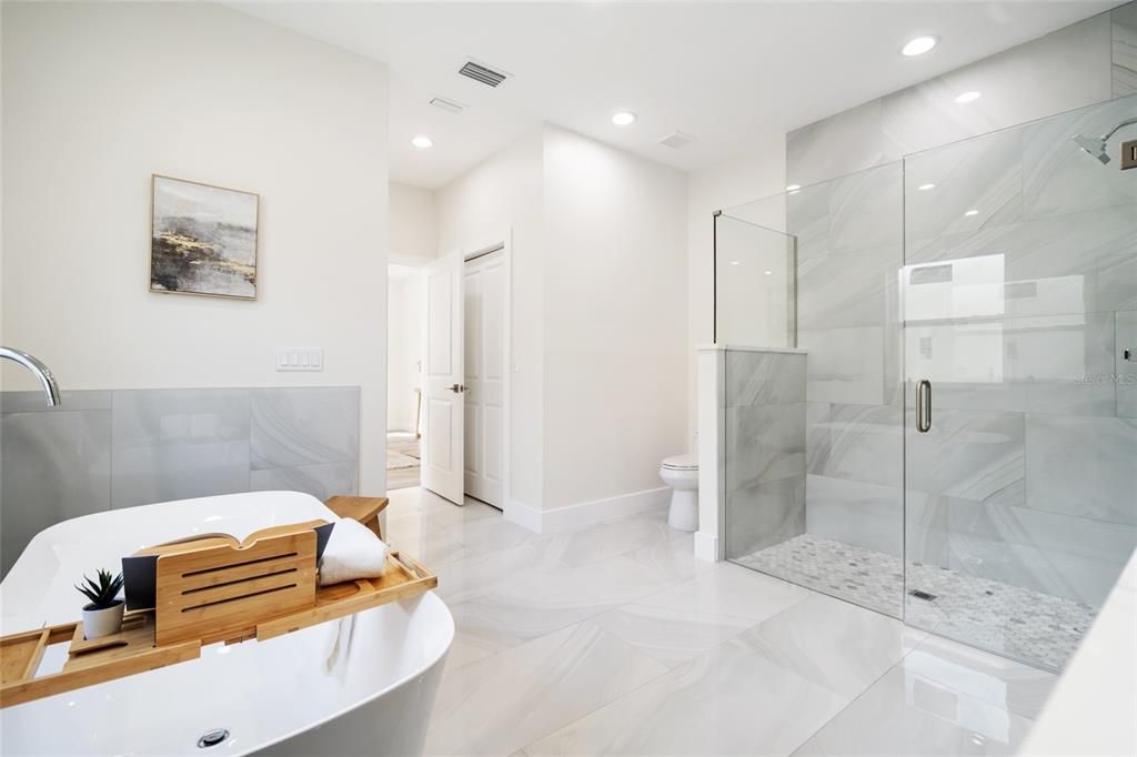 合同活跃: $835,000 (3 贝兹, 2 浴室, 2554 平方英尺)