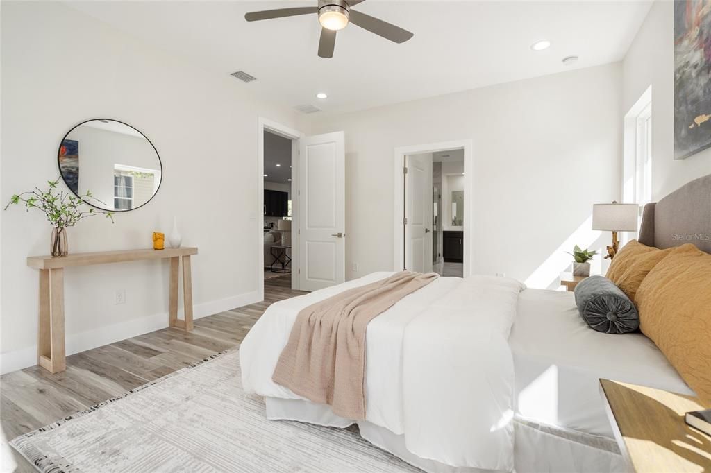 合同活跃: $835,000 (3 贝兹, 2 浴室, 2554 平方英尺)