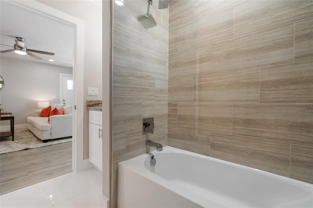 合同活跃: $835,000 (3 贝兹, 2 浴室, 2554 平方英尺)