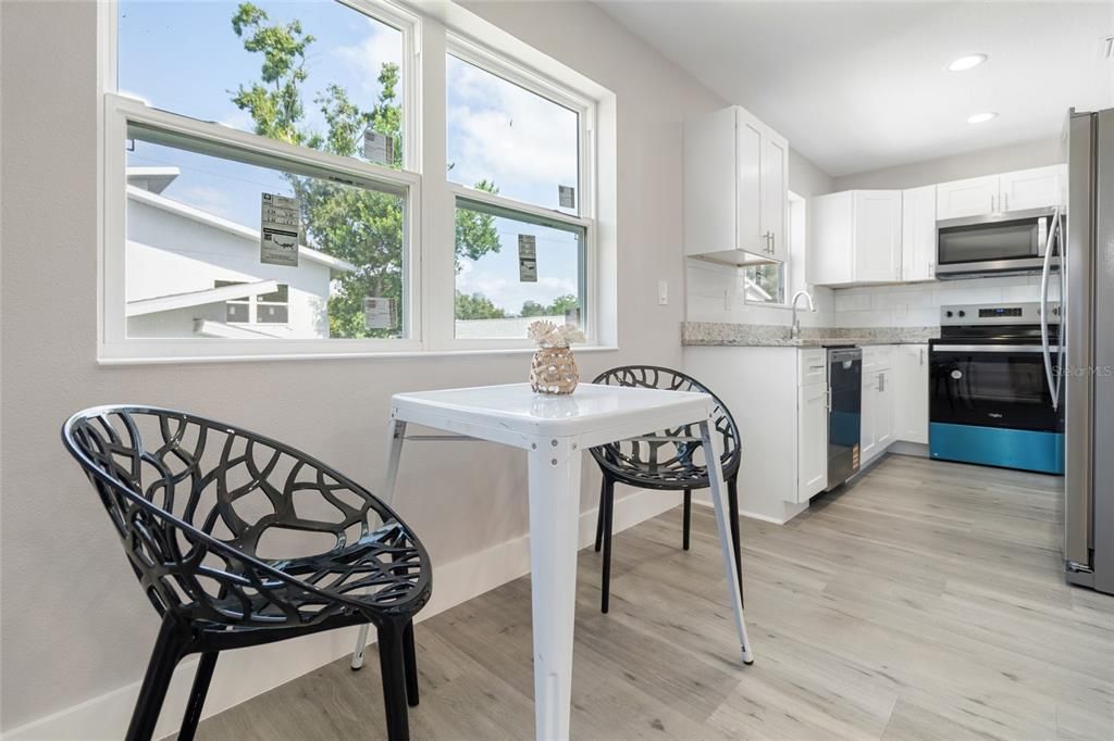 合同活跃: $835,000 (3 贝兹, 2 浴室, 2554 平方英尺)