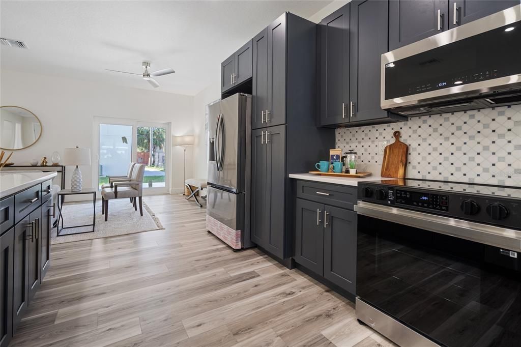 合同活跃: $835,000 (3 贝兹, 2 浴室, 2554 平方英尺)