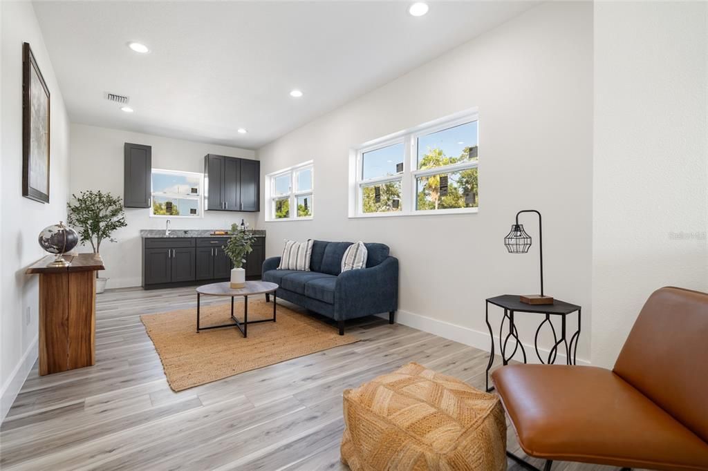 合同活跃: $835,000 (3 贝兹, 2 浴室, 2554 平方英尺)