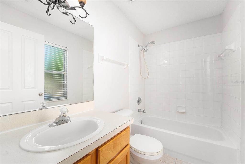 合同活跃: $450,000 (4 贝兹, 3 浴室, 2232 平方英尺)