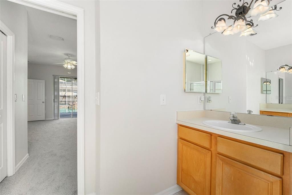 合同活跃: $450,000 (4 贝兹, 3 浴室, 2232 平方英尺)