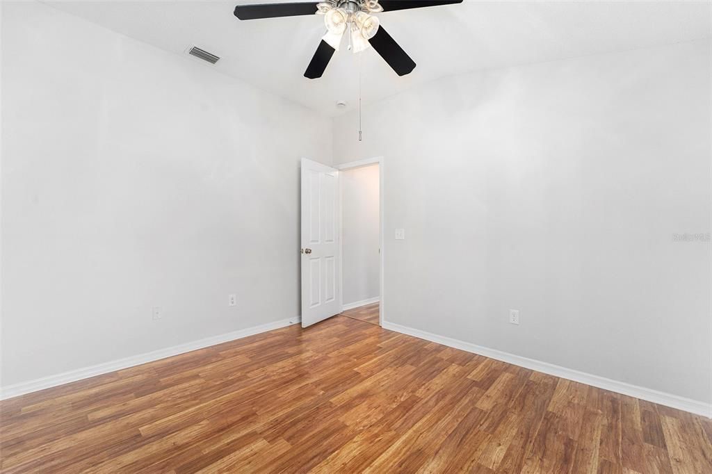 合同活跃: $450,000 (4 贝兹, 3 浴室, 2232 平方英尺)