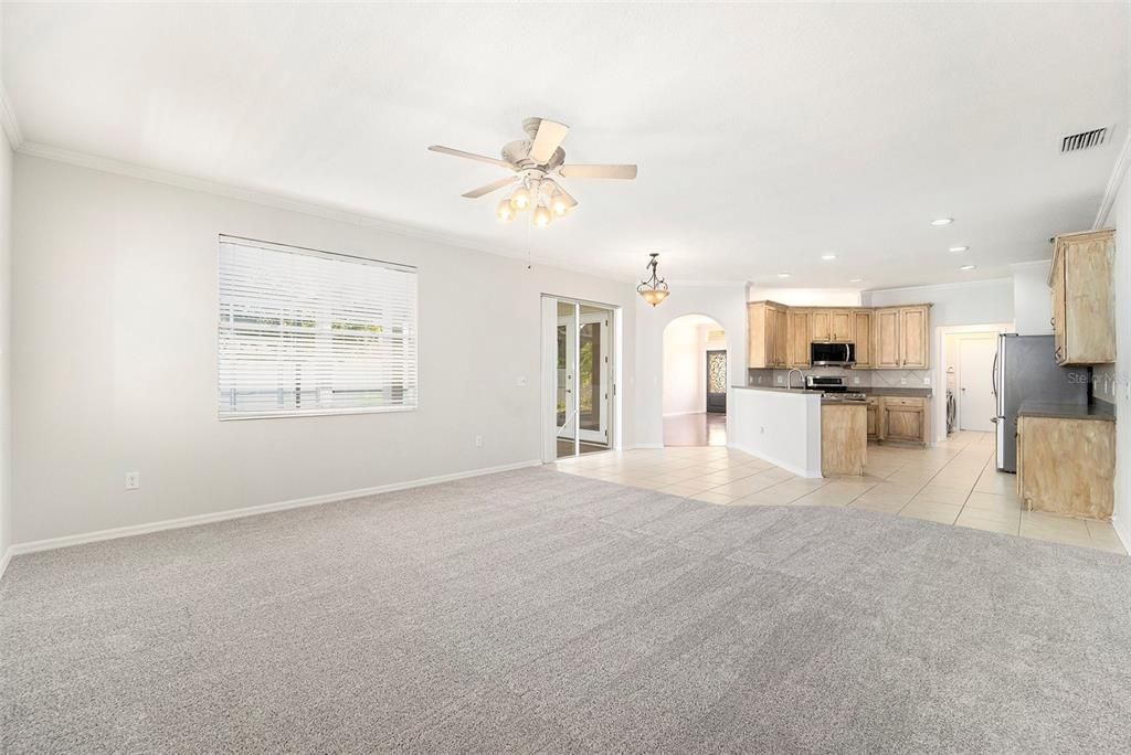 合同活跃: $450,000 (4 贝兹, 3 浴室, 2232 平方英尺)