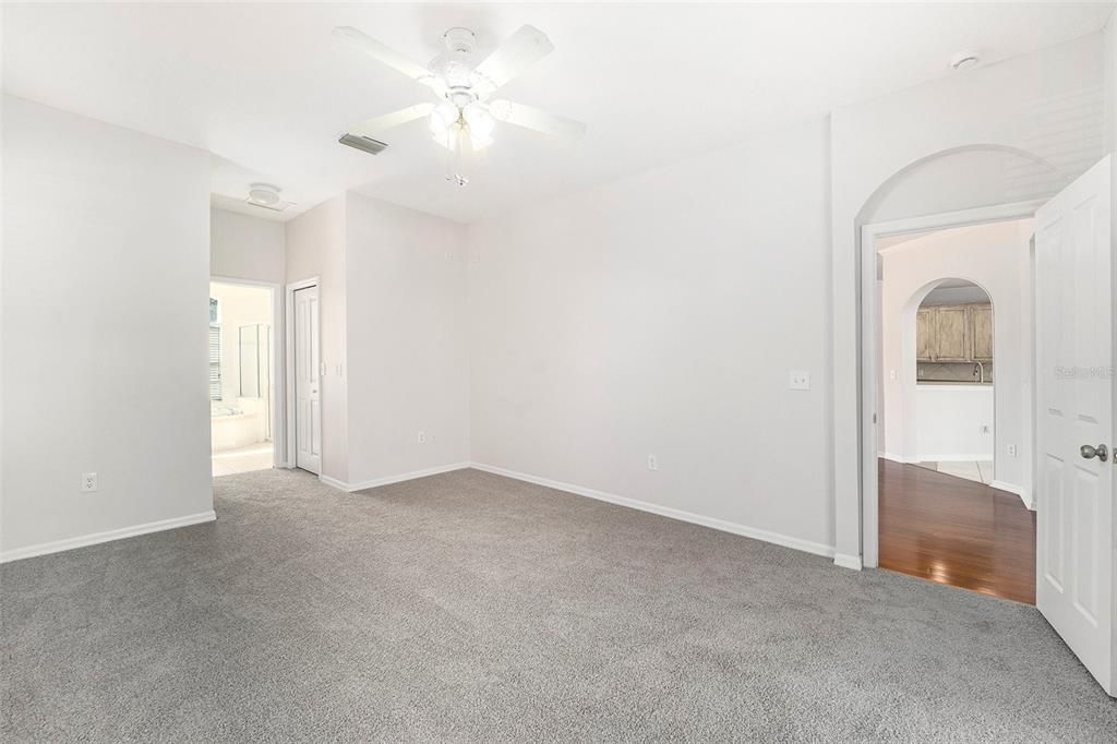 合同活跃: $450,000 (4 贝兹, 3 浴室, 2232 平方英尺)