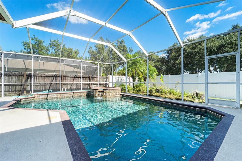 合同活跃: $450,000 (4 贝兹, 3 浴室, 2232 平方英尺)