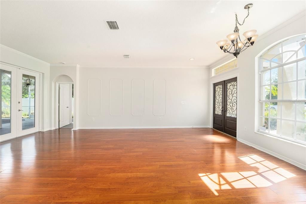 合同活跃: $450,000 (4 贝兹, 3 浴室, 2232 平方英尺)