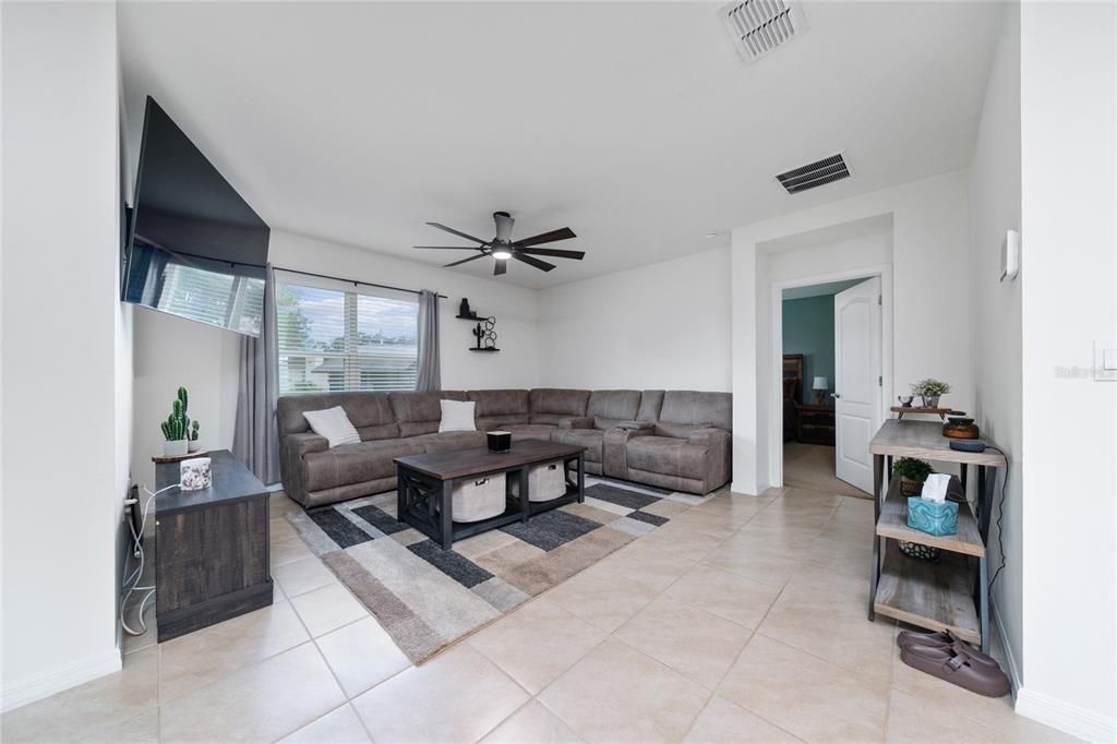 待售: $425,000 (4 贝兹, 2 浴室, 1836 平方英尺)