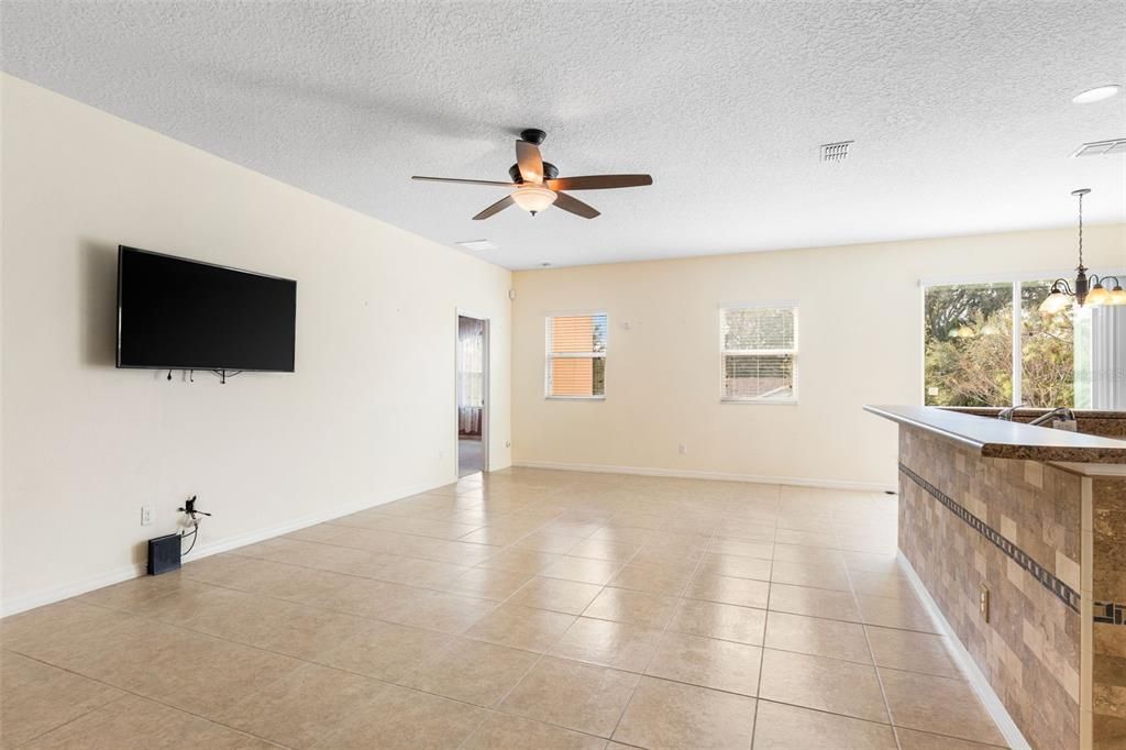 Active With Contract: $299,900 (3 beds, 2 baths, 1614 Square Feet)