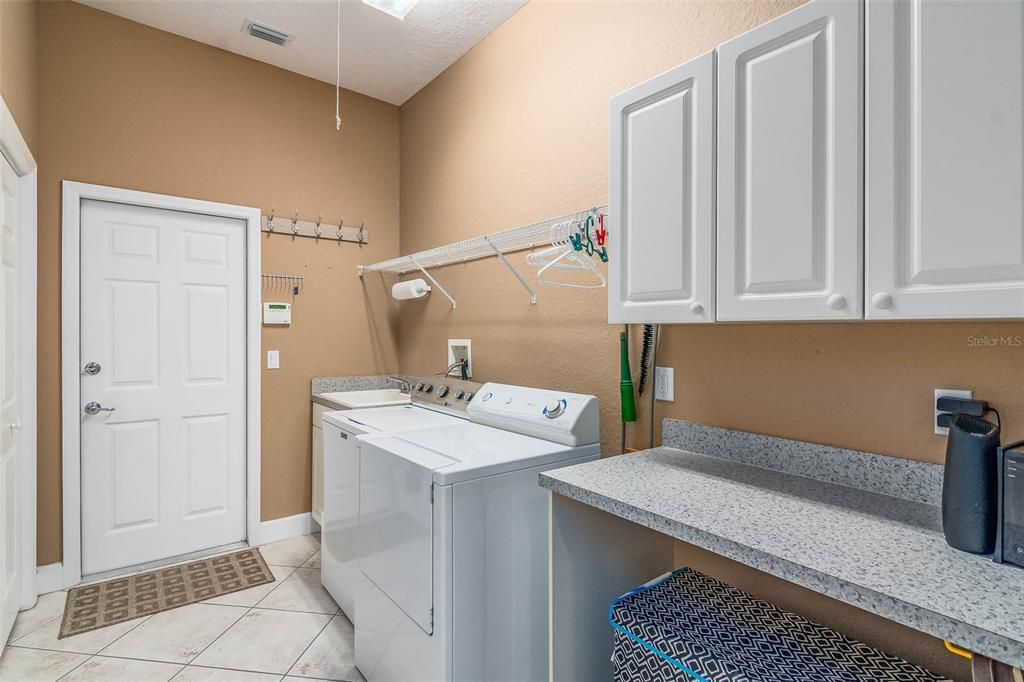 For Sale: $950,000 (4 beds, 3 baths, 2700 Square Feet)