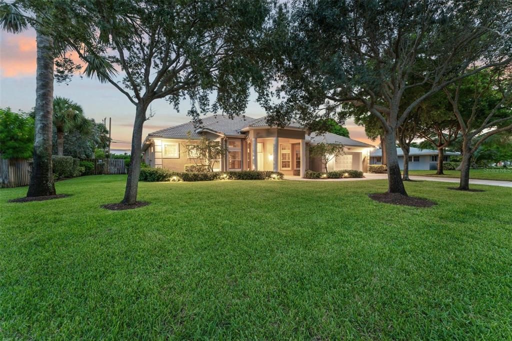 For Sale: $950,000 (4 beds, 3 baths, 2700 Square Feet)