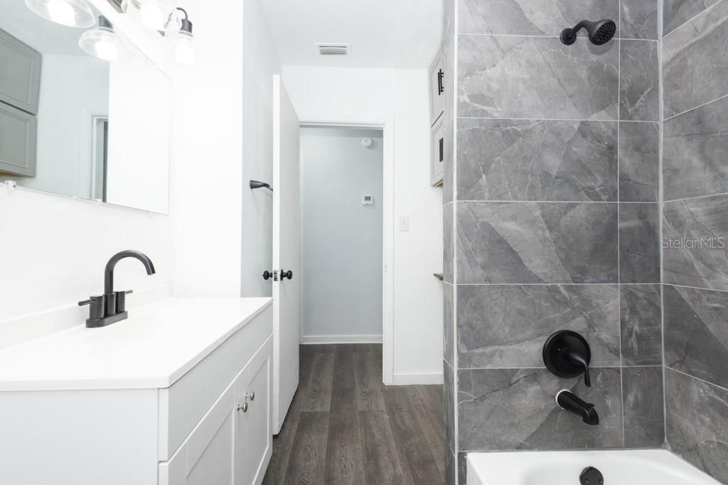 Activo con contrato: $268,000 (3 camas, 1 baños, 1483 Pies cuadrados)